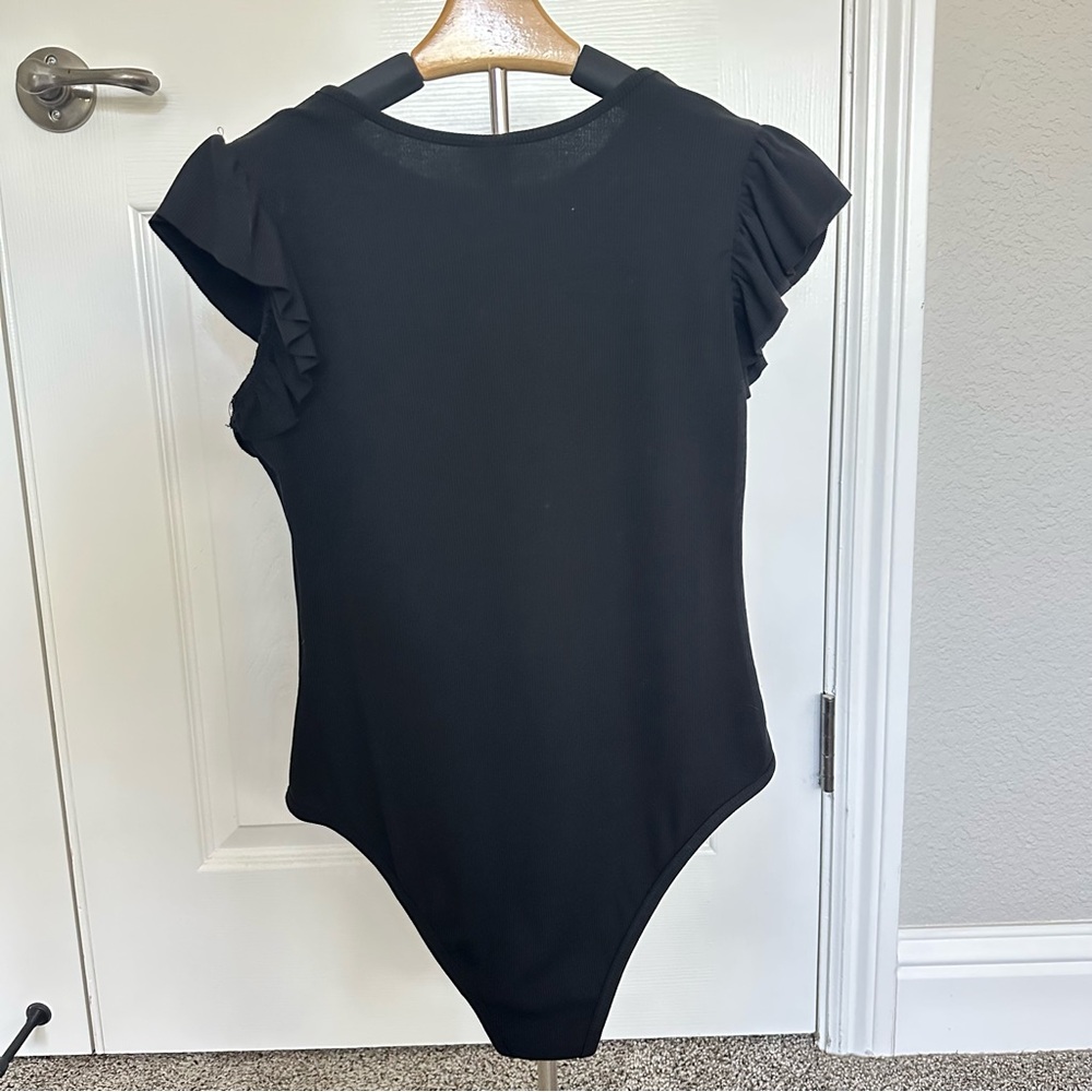 Black ribbed bodysuit with ruffled cap sleeves medium - Picture 2 of 6